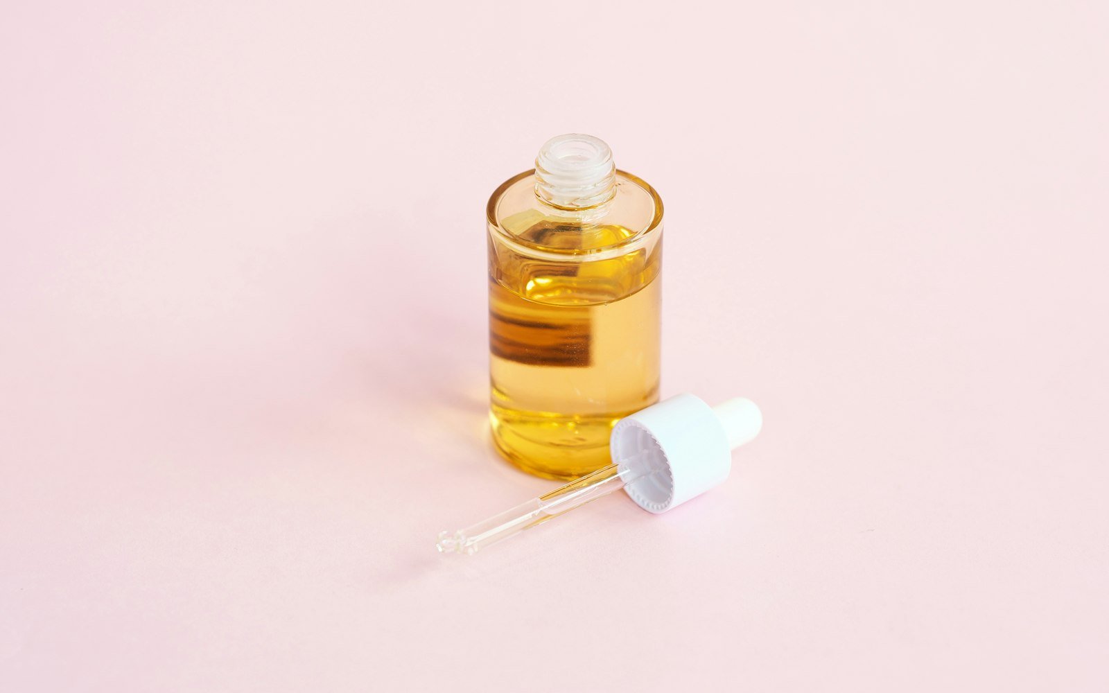 How to Use a Vitamin C Serum: A Beginner's Guide